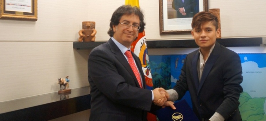 Consulado de Colombia en Seúl felicita a ganador de premio otorgado por el Instituto Nacional para la Educación Internacional